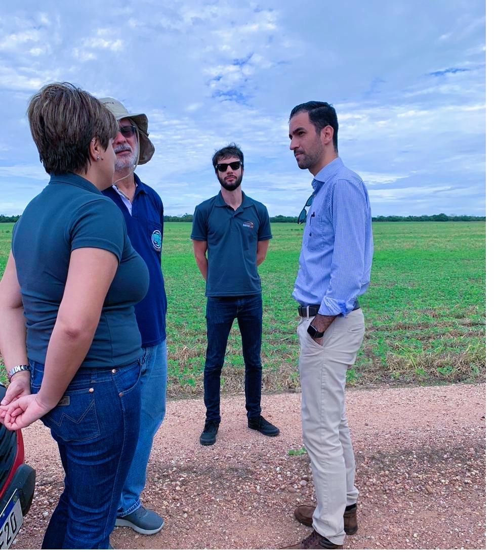 Veículo de campo da CropWatch em lavoura de algodão