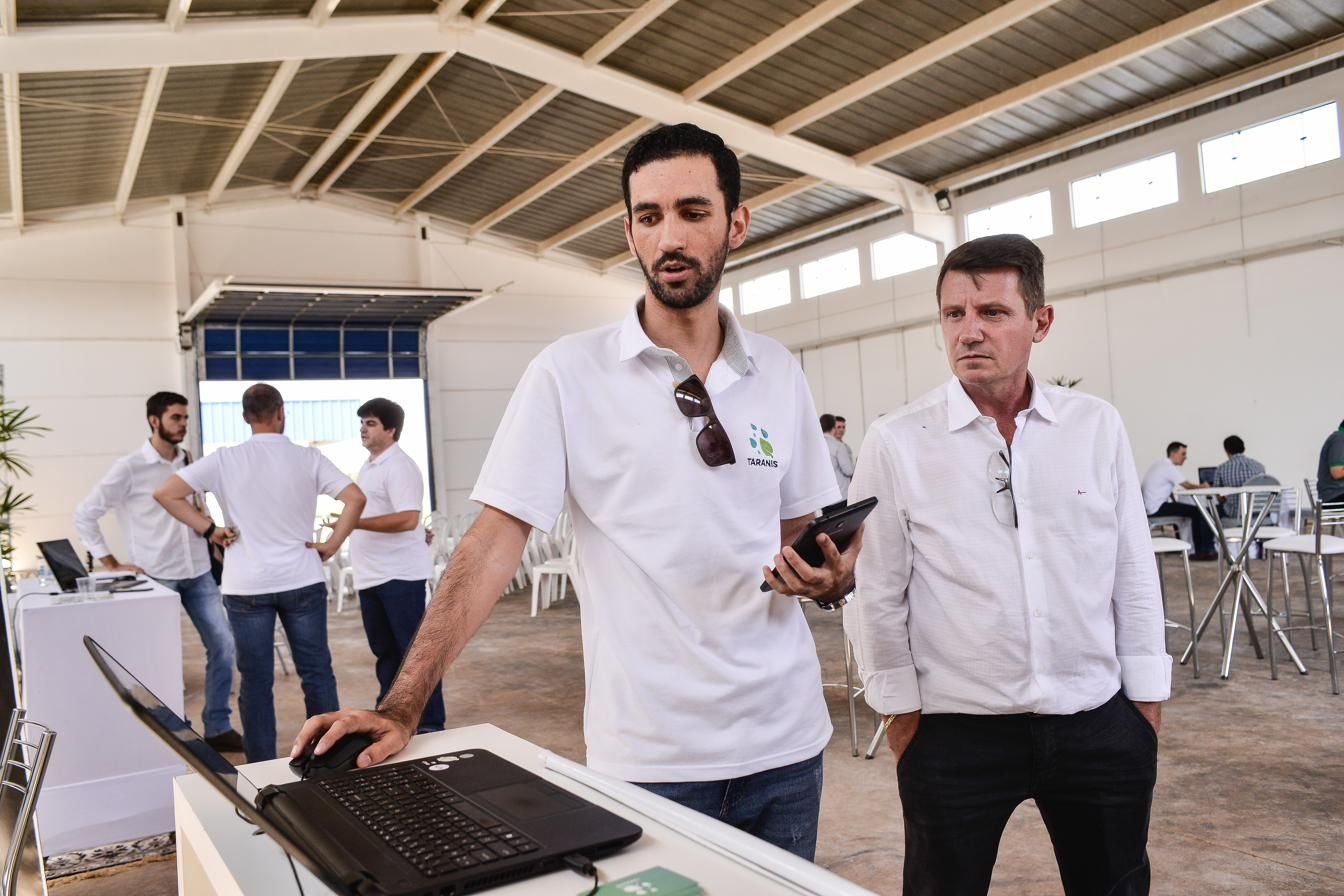 Time técnico da CropWatch com monólito de solo em dia de campo
