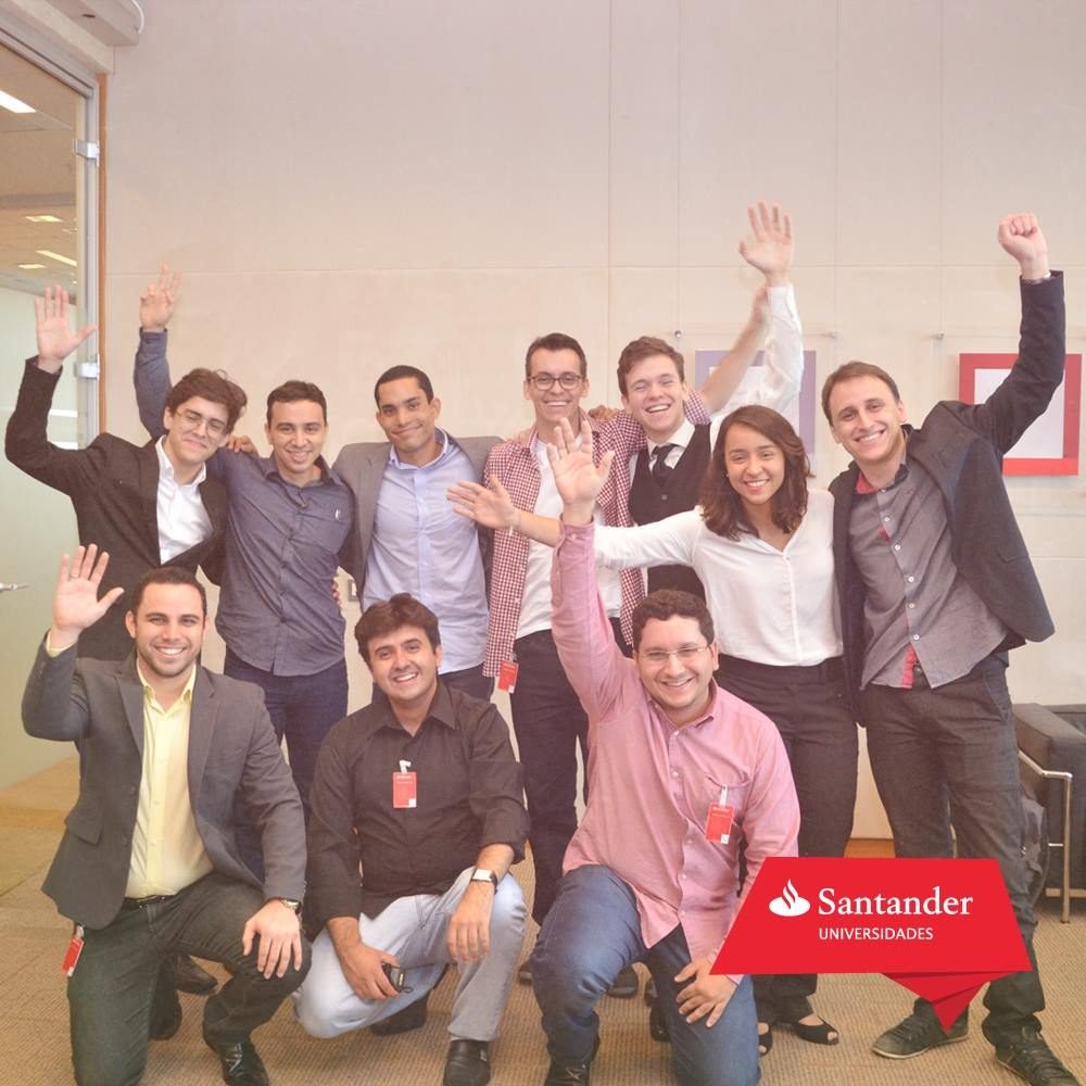 Time celebrando premiação de inovação no Santander Universidades