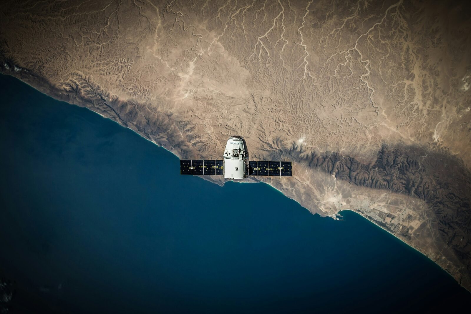 Satélite de observação da Terra sobre área costeira